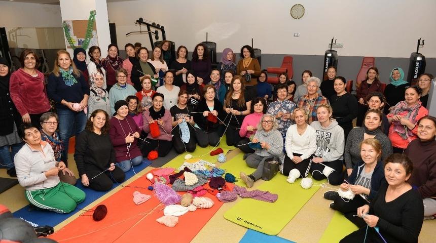 Muratpaşa&rsquo;nın sporcu ev hanımlarından &ccedil;ocuklara atkı ve bere