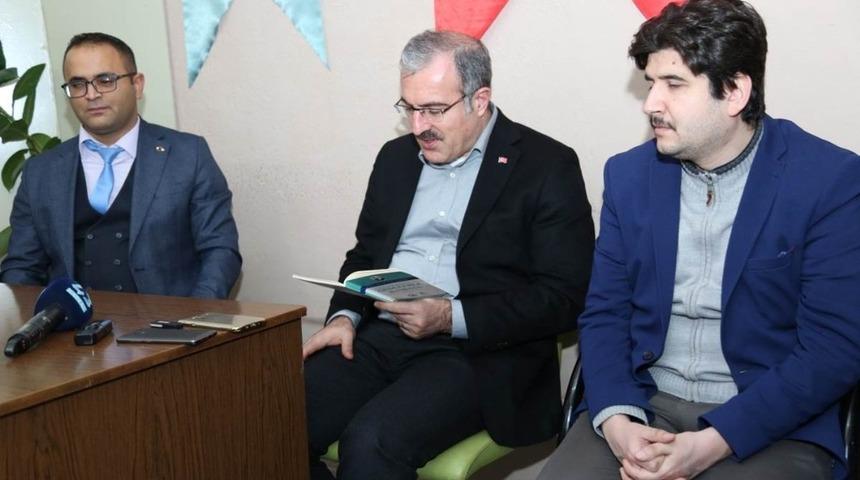 Vali, g&ouml;rme engelliler i&ccedil;in kitap okudu