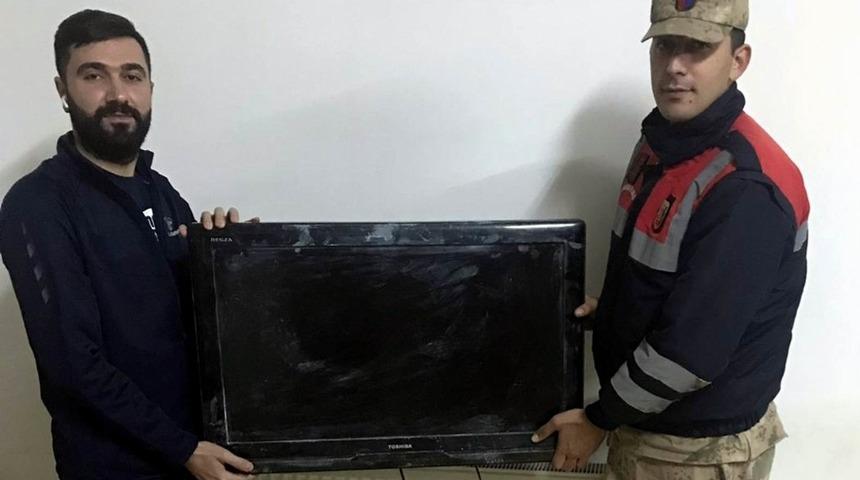 Bağevinden &ccedil;alınan televizyon sahibine teslim edildi