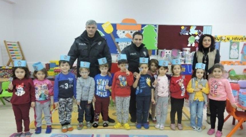 Miniklere “Polis Ne Yapar” adlı konferans verildi