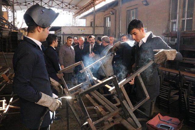 Şanlıurfa’da öğrenciler sıradan para kazanıyor