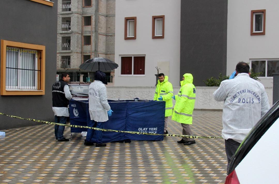 Adana'da dehşete d&uuml;ş&uuml;ren &ouml;l&uuml;m! 'Biz burada oturmuyoruz, seni kim getirdi buralara...'