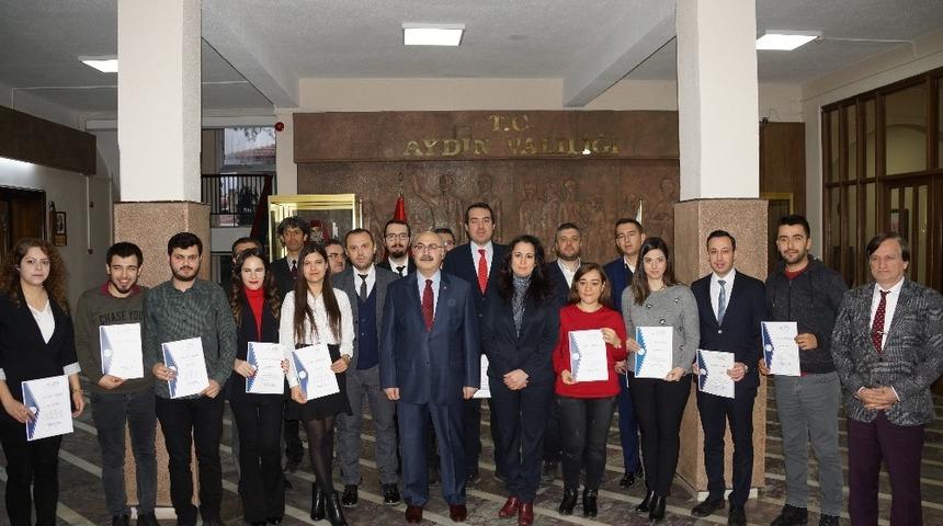 Ar-Ge Merkezi g&ouml;revlilerinin sertifikalarını Vali K&ouml;şger verdi