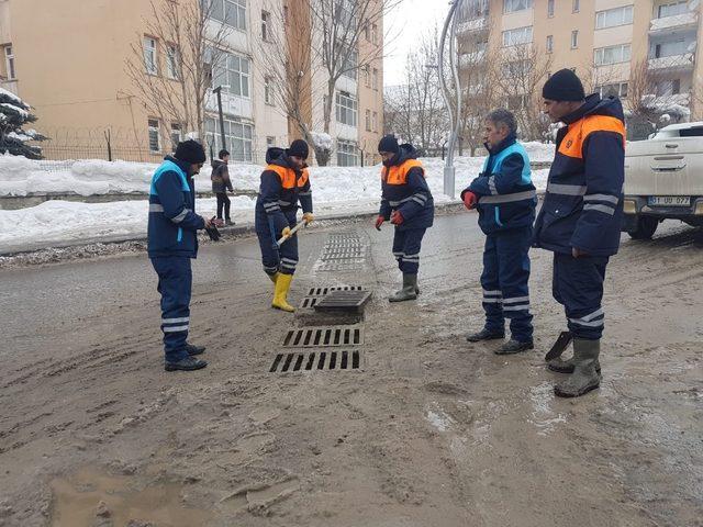 Dondurucu soğukta altyapı çalışması