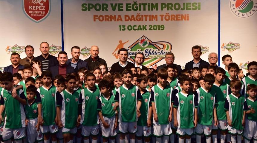 Kepez&rsquo;in yetenekli sporcularına forma