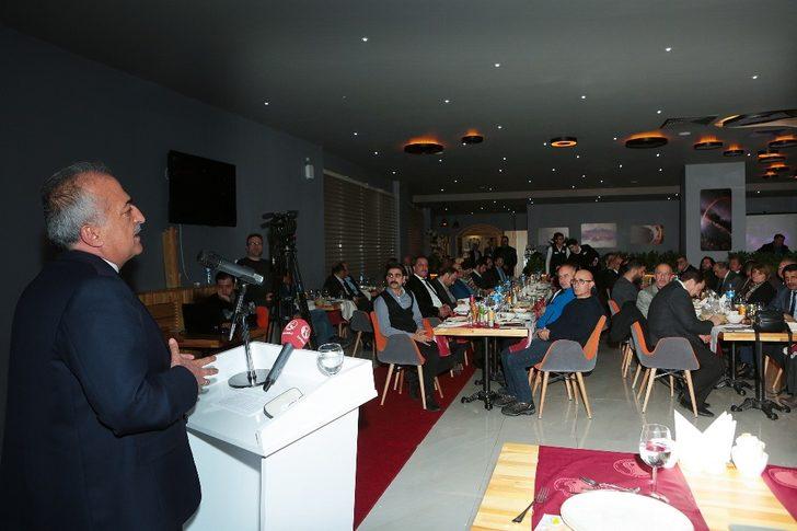 Rektör Çomaklı, gazeteciler ile yemekte buluştu G1