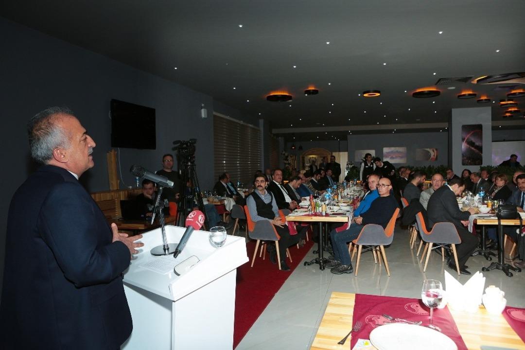 Rekt&ouml;r &Ccedil;omaklı, gazeteciler ile yemekte buluştu