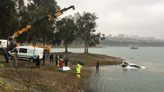 Adana'da otomobil göle uçtu: 1 ölü (2)