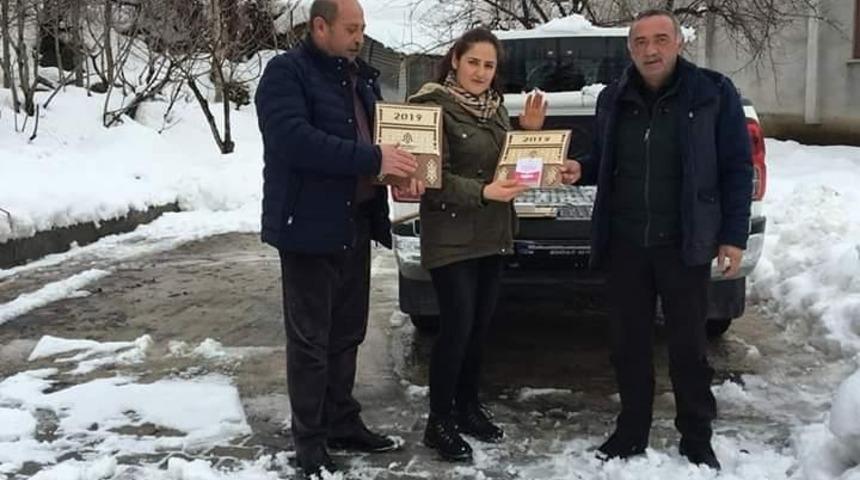 Çukurca Belediyesinden takvim dağıtımı