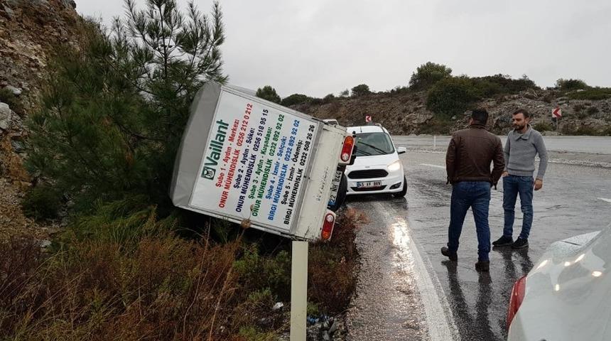 Kuşadası&rsquo;nda virajı alamayan kamyonet devrildi; 1 yaralı
