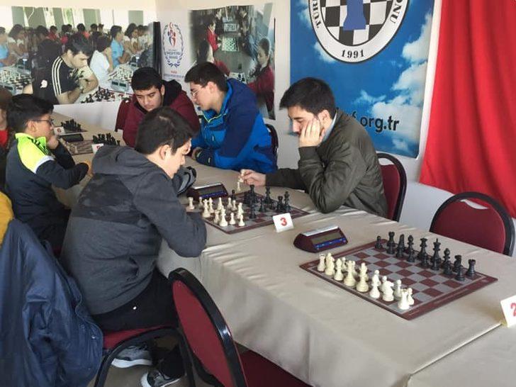 Yunusemreli satranç sporcusu iki turnuvanın da şampiyonu oldu