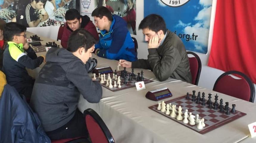 Yunusemreli satran&ccedil; sporcusu iki turnuvanın da şampiyonu oldu