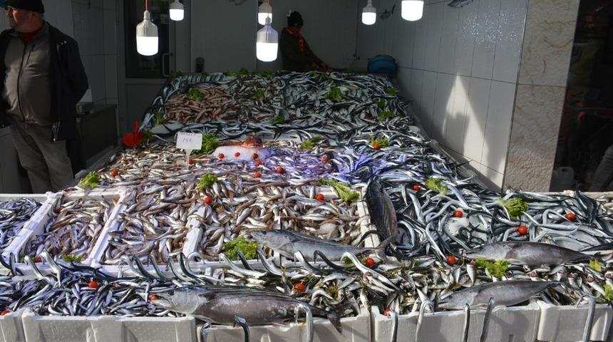 Tezgahlar balıkla doldu