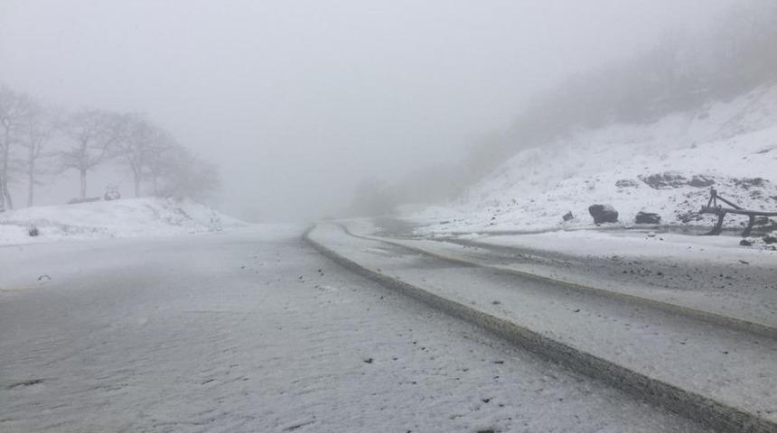 Balıkesir&rsquo;de y&uuml;ksek kesimlerde kuvvetli kar yağışı başladı