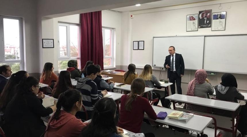 Kaymakam &Ouml;ner, liselilerle kitap okudu