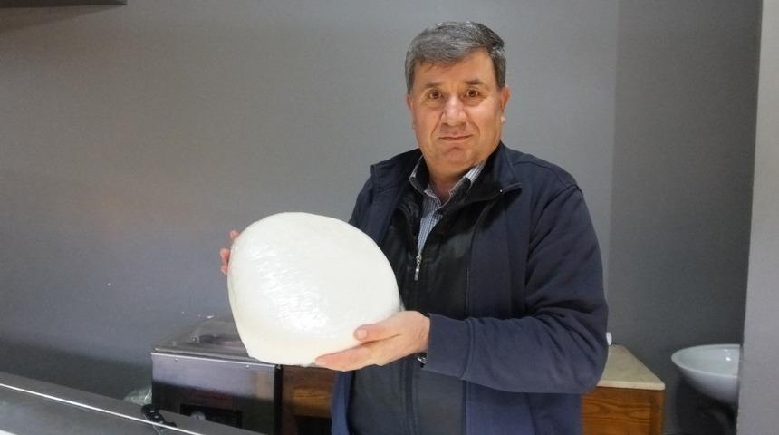 Burhaniye&rsquo;de 10 liraya satılan k&ouml;y peyniri yoğun ilgi g&ouml;rd&uuml;