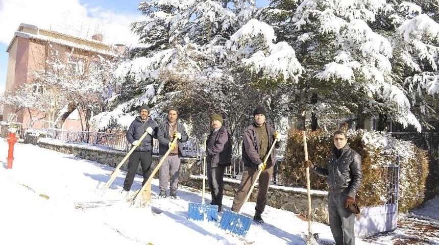 Arguvan&rsquo;da karla m&uuml;cadele s&uuml;r&uuml;yor