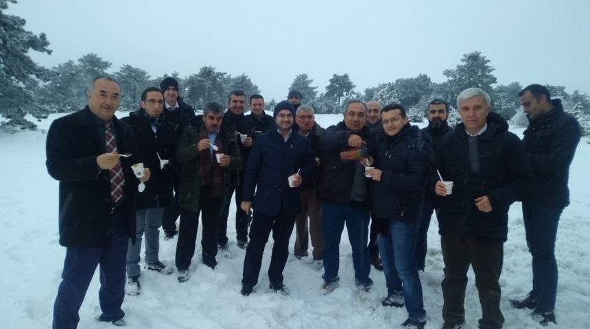 Vatandaşların karlı pekmez keyfi