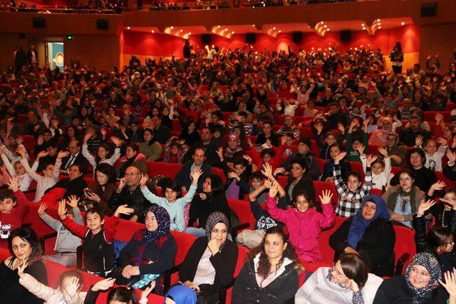 AKBEM’li öğrencilere tiyatro hediyesi