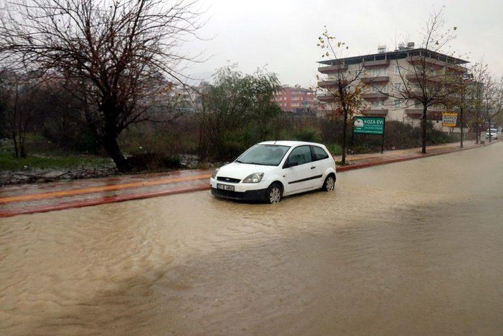 Hatay'da caddeler göle döndü  G1