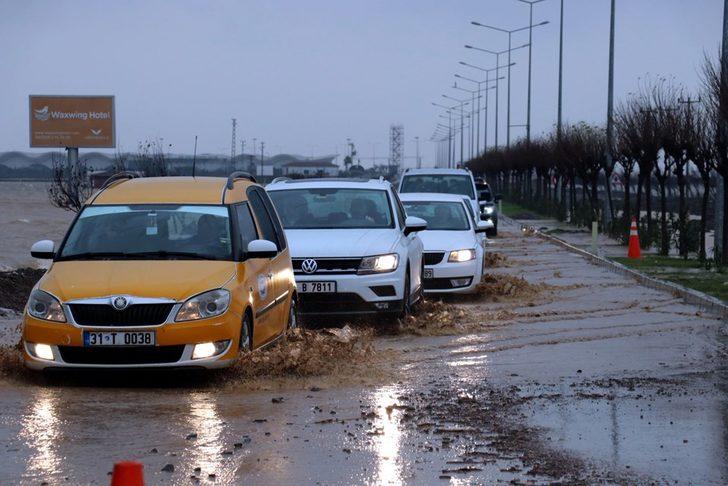 Hatay'da caddeler göle döndü  G2