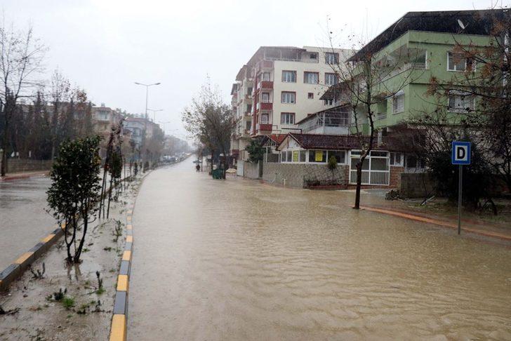 Hatay'da caddeler göle döndü  G3