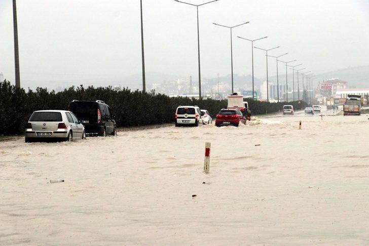 Hatay'da caddeler göle döndü  G4