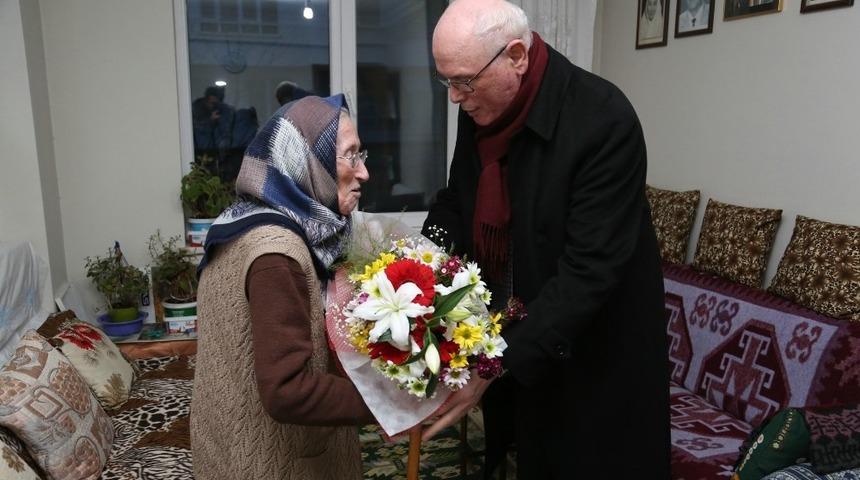 Başkan Kazım Kurt, Sadiye nineyi ziyaret etti