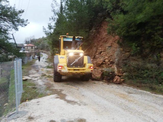 Heyelandan kapanan Uşakpınar yolu açıldı