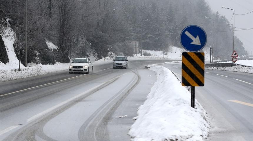 Bolu Dağı'nda kar yağışı etkili oluyor! Sürücülere uyarı
