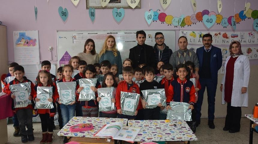 Üniversite öğrencilerinden ilköğretim öğrencilerine kırtasiye yardımı