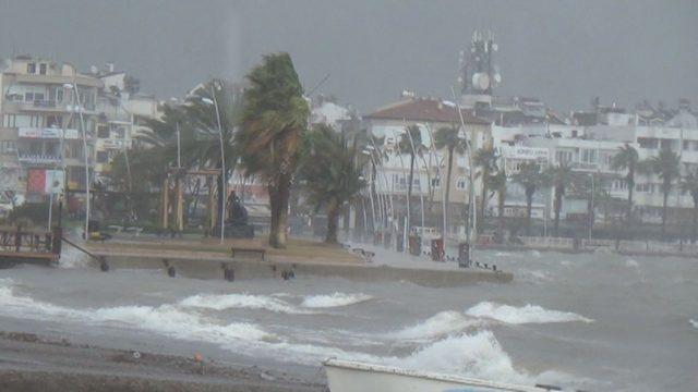 Marmaris’te rüzgarın hızı 85 kilometreye ulaştı