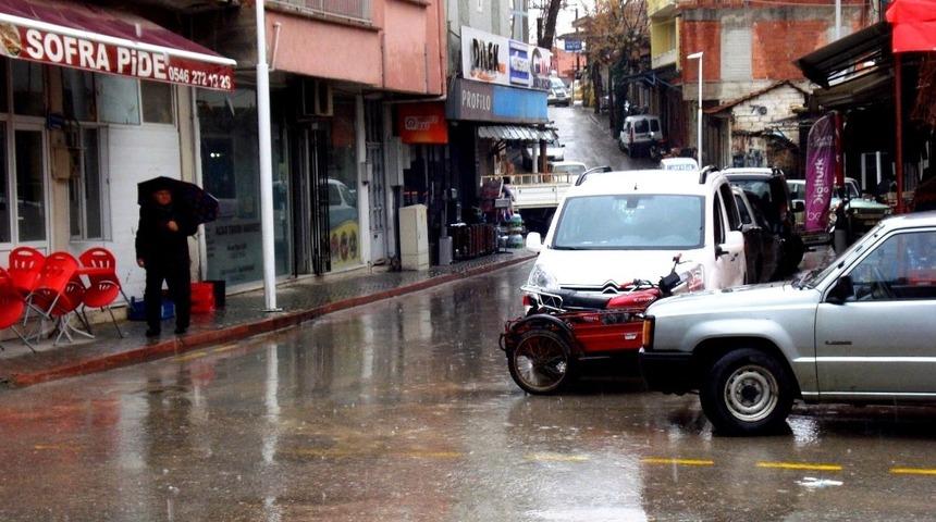 Sarıg&ouml;l&rsquo;deki yağışlar esnafı &uuml;zd&uuml; &ccedil;ift&ccedil;iyi sevindirdi