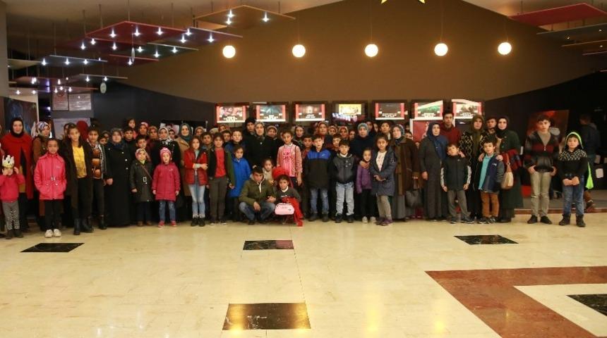 Yetim ve &ouml;ks&uuml;z &ccedil;ocuklar film izledi