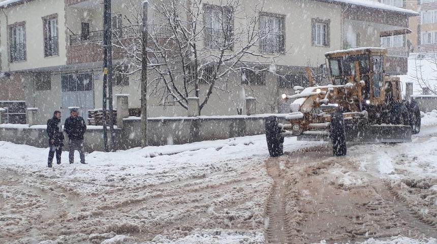 G&ouml;lbaşı Belediyesi ekipleri karla m&uuml;cadelesini s&uuml;rd&uuml;r&uuml;yor