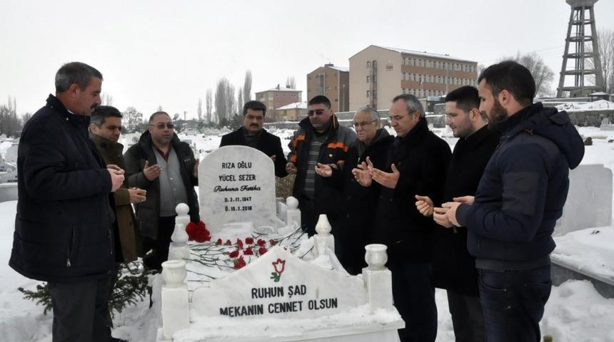 Gazeteci Y&uuml;cel Sezer, vefatının &uuml;&ccedil;&uuml;nc&uuml; yıl d&ouml;n&uuml;m&uuml;nde anıldı