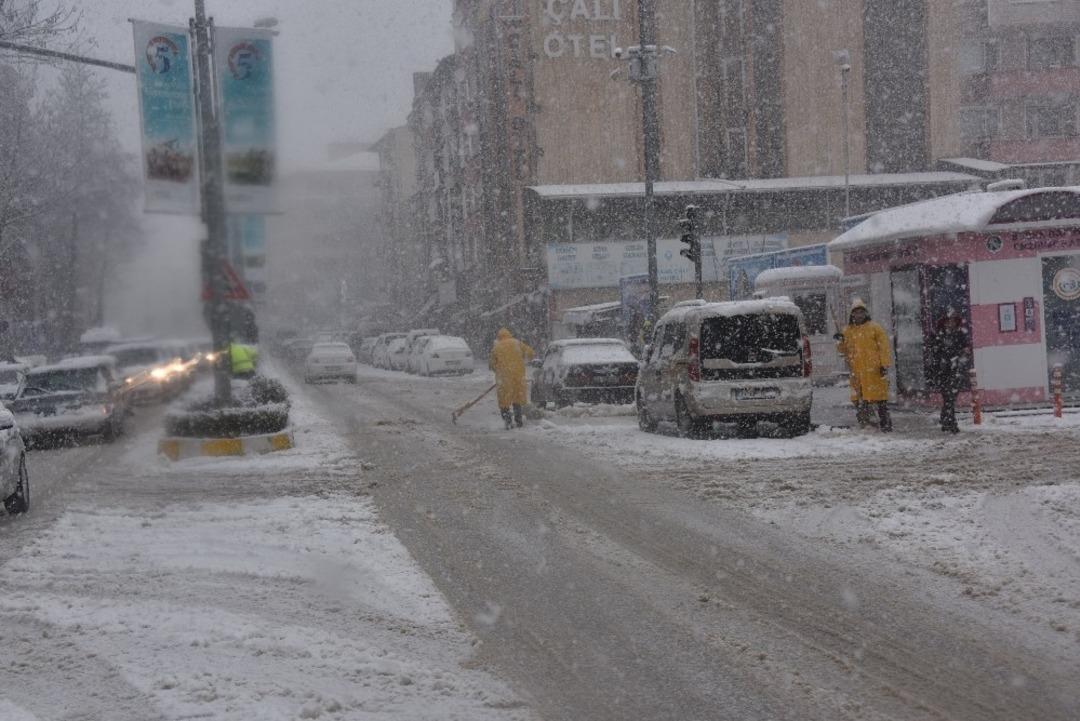 Boz&uuml;y&uuml;k&rsquo;te yoğun kar yağışı etkili oldu