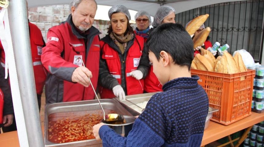 Manisa&rsquo;da sel mağdurlarına 3 &ouml;ğ&uuml;n sıcak yemek