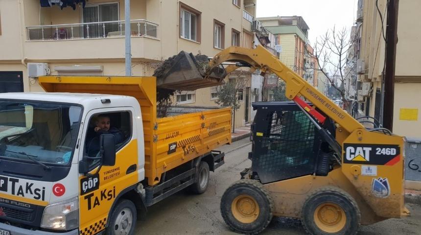 Sel basan mahallede cadde ve sokaklar temizleniyor