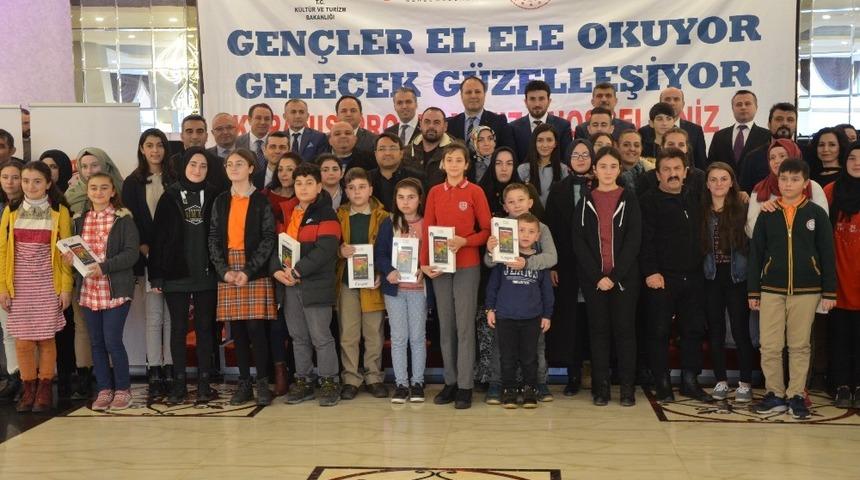 Okuyan &ouml;ğrenciler &ouml;d&uuml;llendirildi