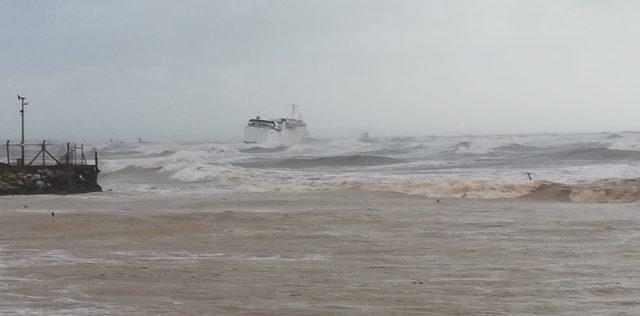 Mersin'de fırtına kargo gemisini sürükledi (1)