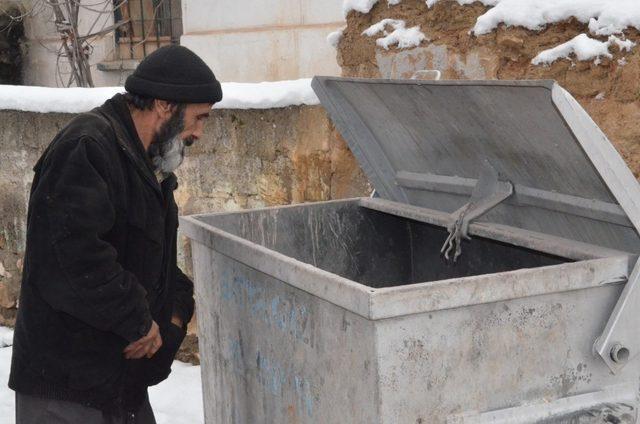 Valilik yaşlı adama sahip çıkmak için kolları sıvadı