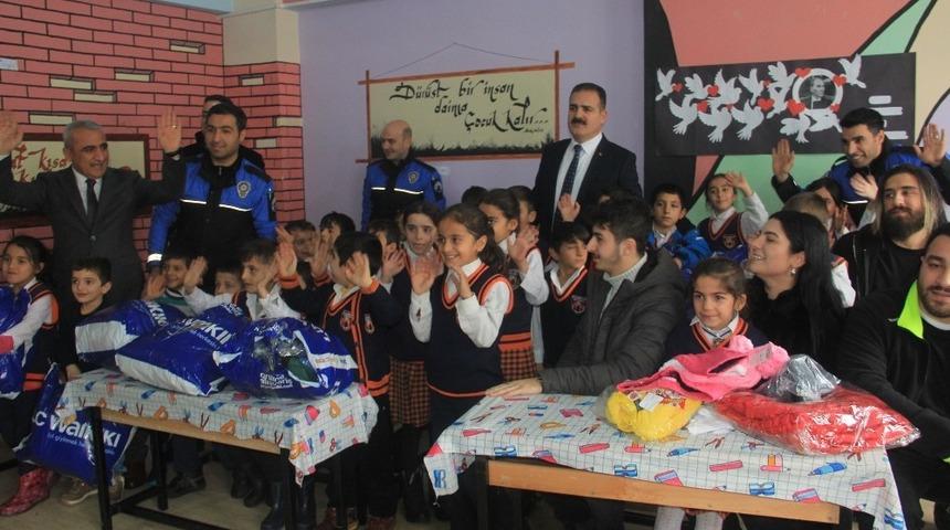 İstanbul&rsquo;dan Hakkari&rsquo;ye g&ouml;n&uuml;l k&ouml;pr&uuml;s&uuml;