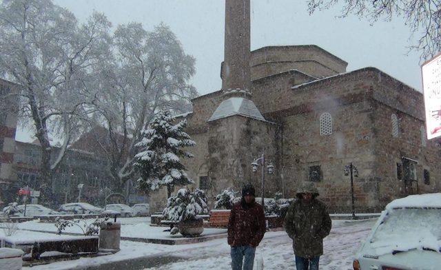 Simav'a yağmurdan sonra kar geldi