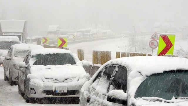 Bolu Dağı'nda TIR kayarak yolu kapattı; araç geçişlerine izin verilmiyor