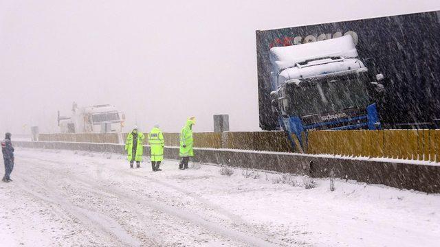 Bolu Dağı'nda TIR kayarak yolu kapattı; araç geçişlerine izin verilmiyor