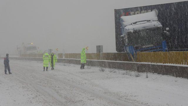 Bolu Dağı'nda TIR kayarak yolu kapattı; araç geçişlerine izin verilmiyor