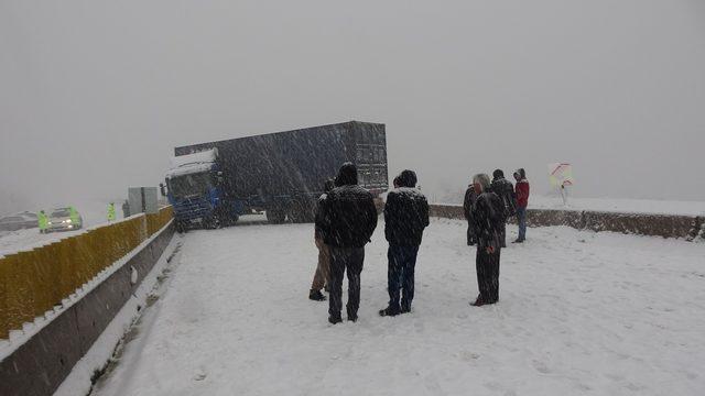 Bolu Dağı'nda TIR kayarak yolu kapattı; araç geçişlerine izin verilmiyor