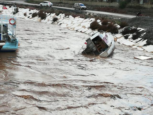 Fırtına ve yağmur Antalya'da hasara neden oldu (2)