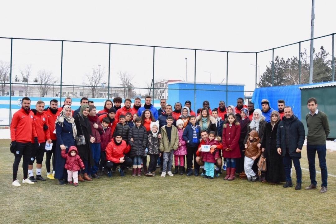 Otizmli &ouml;ğrencilerden antrenman &ouml;ncesi anlamlı ziyaret